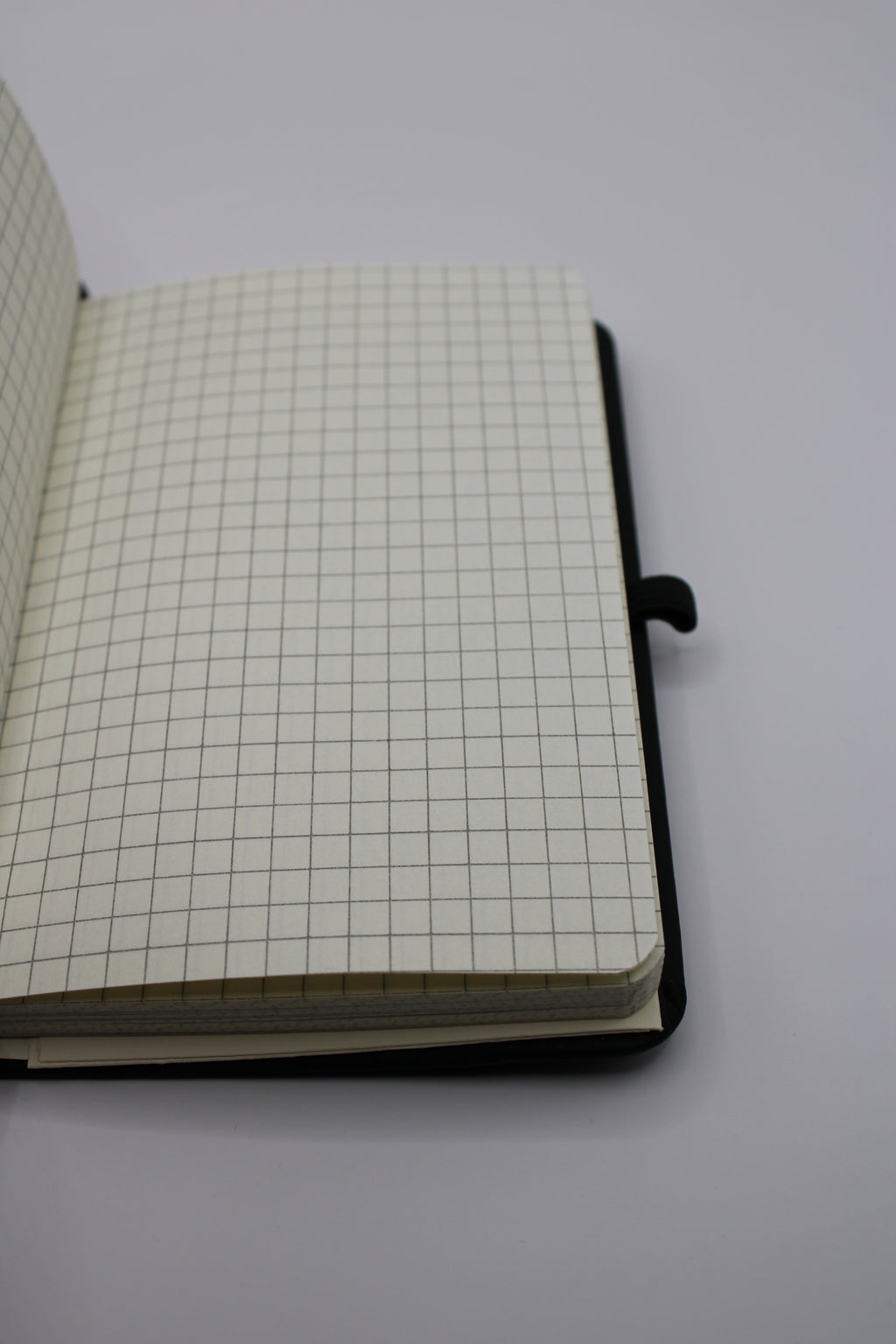 Notizbuch Stylex, Notebook, farbig sortiert, 192 Seiten, kariert, Verschlussgummi, Lesezeichen, Einstecktasche, FSC, ca. 9 x 14 cm, 29201