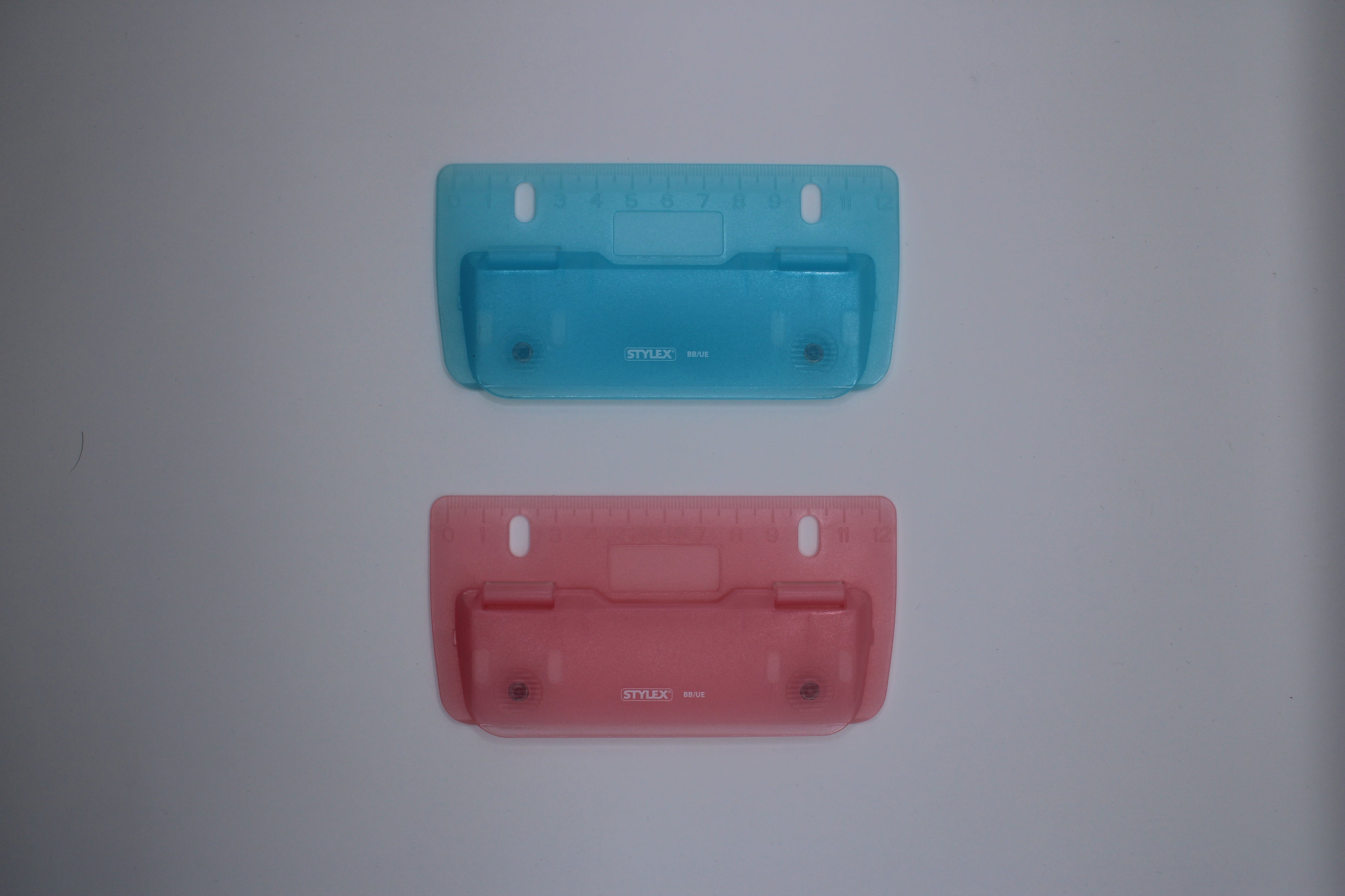 Taschenlocher Stylex, 3 Blatt, farbig sortiert, Kunststoff, 2- fach Lochung, 42662