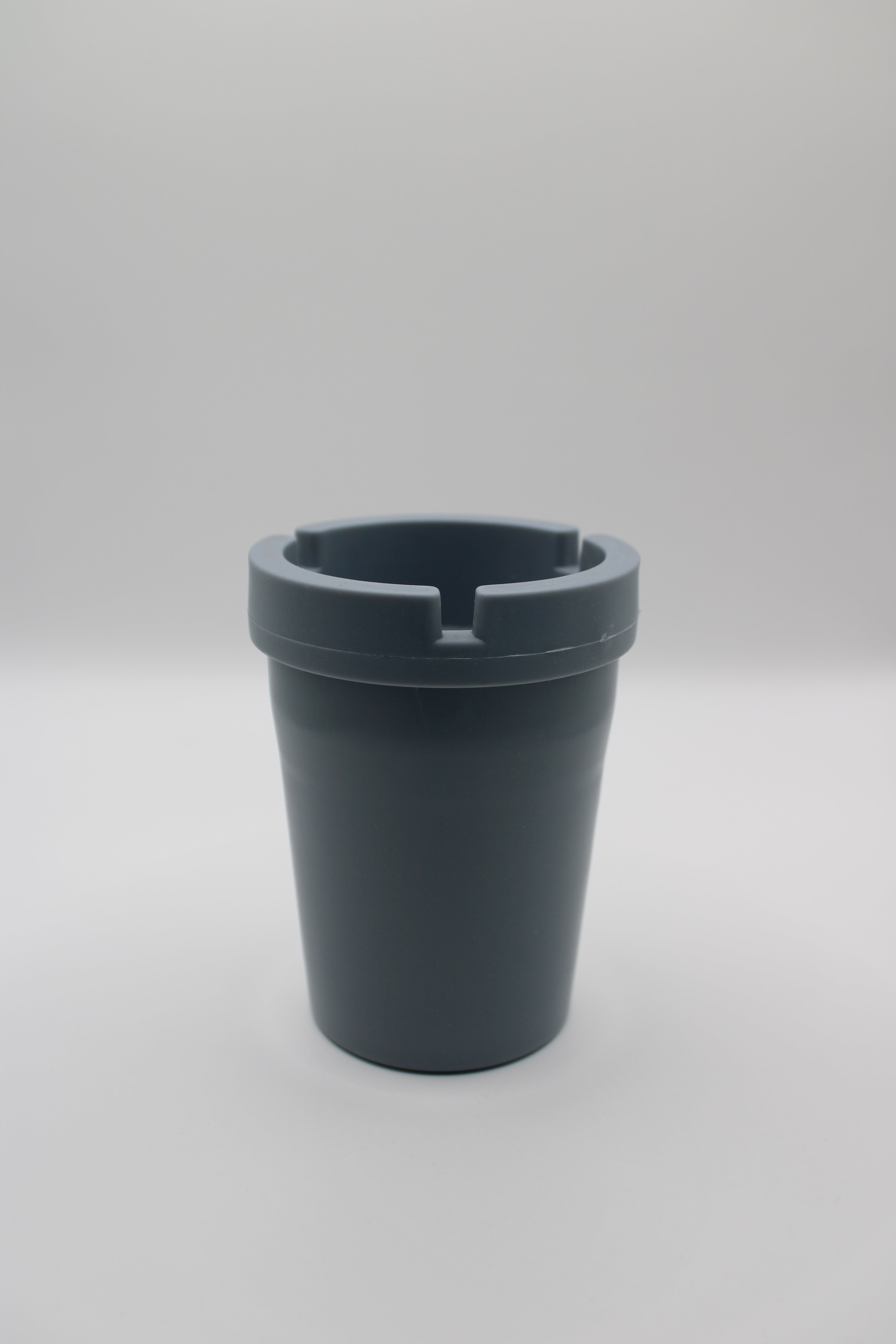 Aschenbecher, Tischascher, aus Kunststoff, HxØ 11x8cm, farbig sortiert
