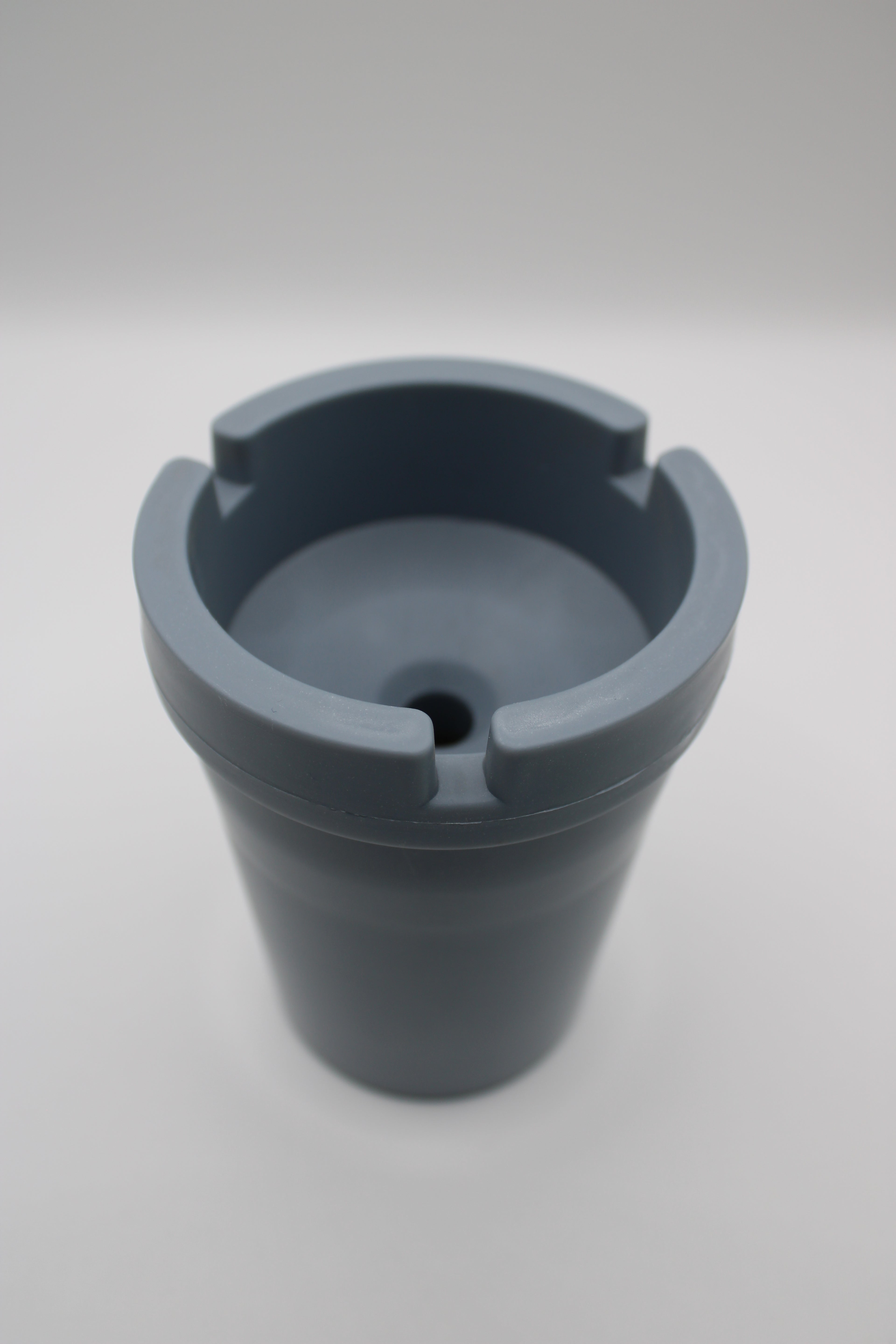 Aschenbecher, Tischascher, aus Kunststoff, HxØ 11x8cm, farbig sortiert