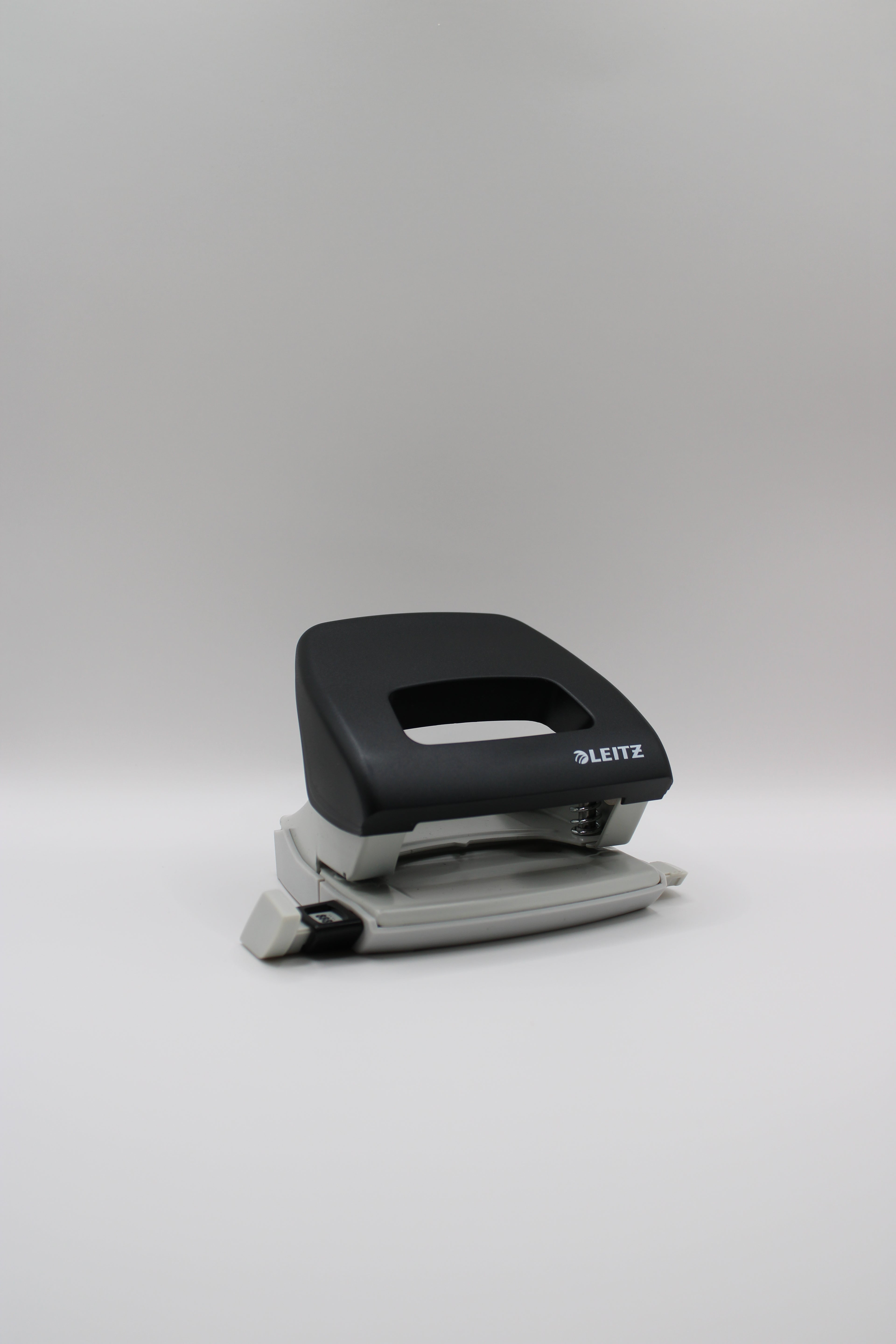 Leitz Locher 5038-00-95, NeXXt, Stanzleistung ca. 16 Blatt